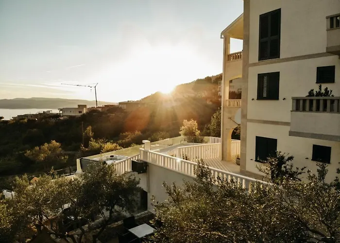 Hills * Μακάρσκα