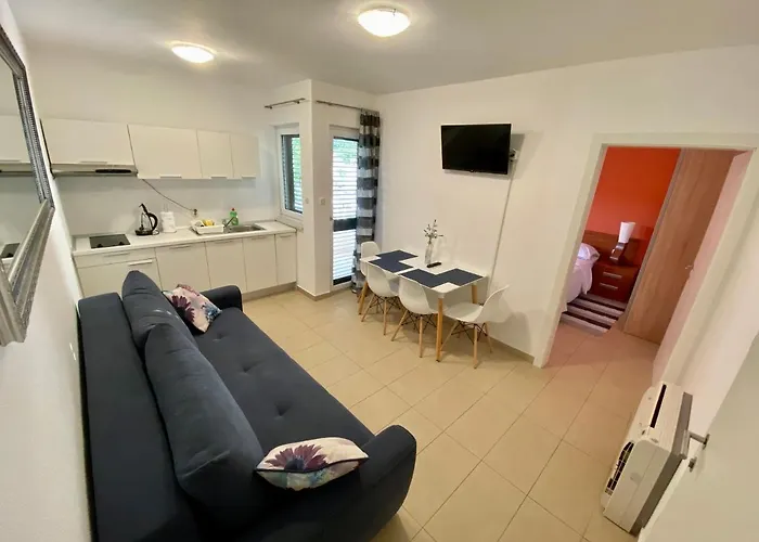 Hills * Μακάρσκα